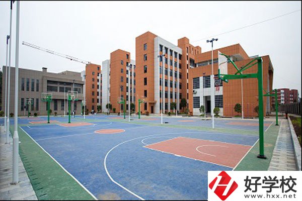 鳳凰縣職業(yè)中專學校運動場.jpg